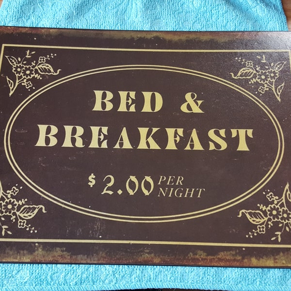 Signe d’étain B et B, signe stylisé de lit et de petit déjeuner, signe de cru suspendu