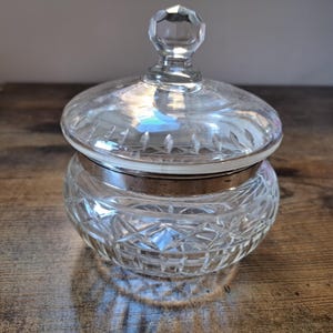 Könnte beinhalten: Ein Set aus drei Keramikvasen in verschiedenen Höhen und Formen. Die Vasen sind mit einer matten, weißen Oberfläche glasiert und bieten eine minimalistische Ästhetik. Die höchste Vase ist etwa 25 cm hoch.