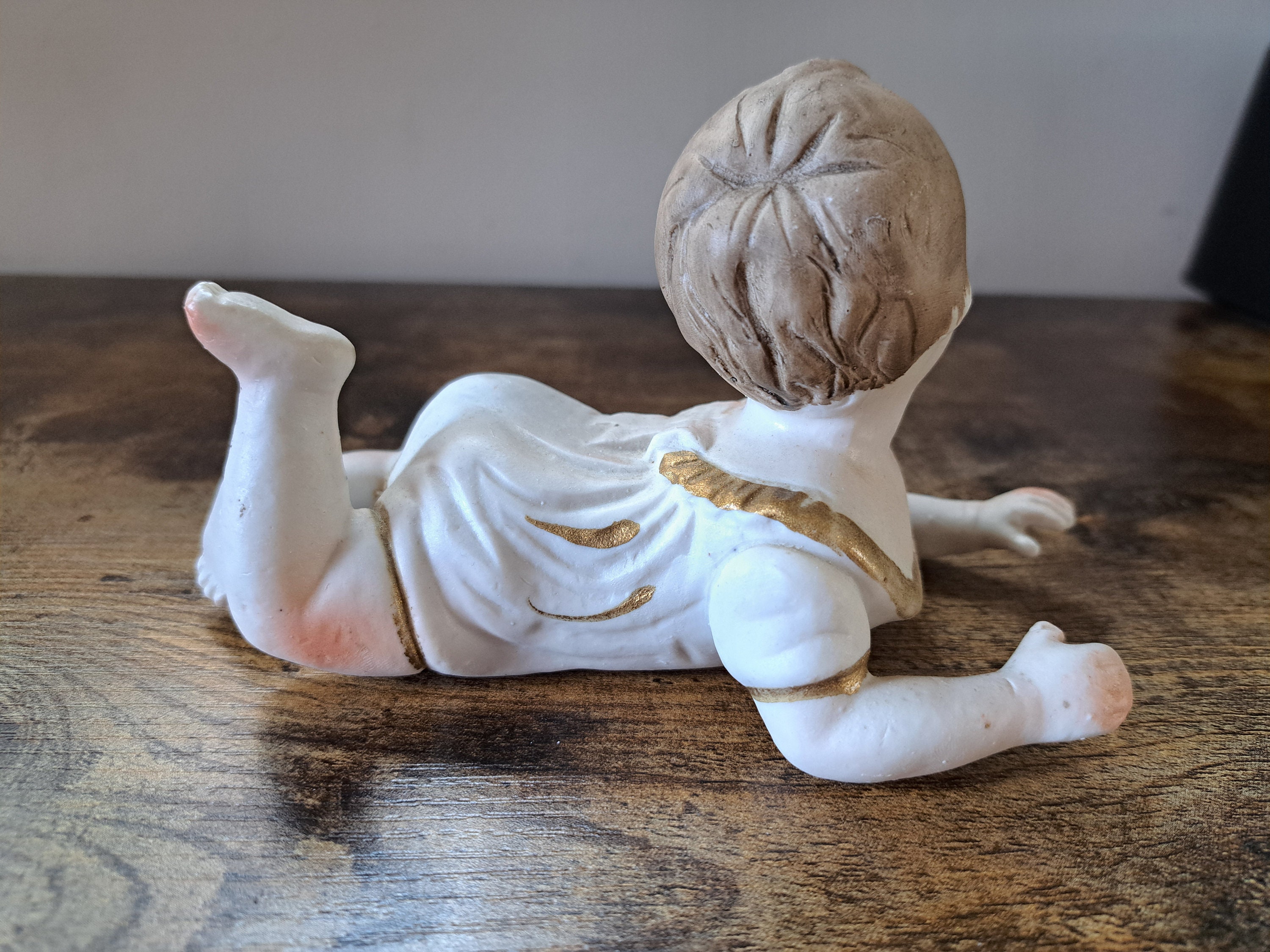 Bébé à tête caractérisée en biscuit,... | Jouets et maquettes: enchères