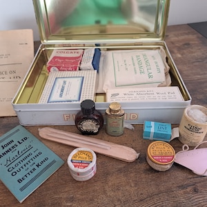 Trousse de premiers soins vintage, boîte médicale à domicile, avec contenu, boîte de premiers soins