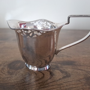 An Edwardian J. Wilmot hallmarked Birmingham silver cream jug, dated 1903