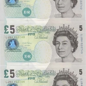 Peut inclure: Trois billets de cinq livres sterling de la Banque d'Angleterre représentant un portrait de la reine Élisabeth II. Les billets sont verts et ont un numéro de série commençant par LJ84.