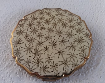 Estojo de pó compacto vintage Stratton em esmalte, com estampa floral, década de 1950.