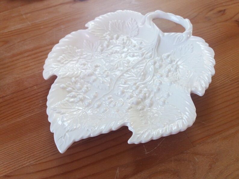 collectors pottery Vintage Leedsware Leaf Plate english china display tray Berry Design Plate original creamware table decor