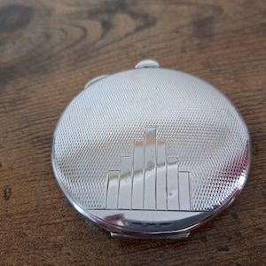 Vintage Art Deco style silver lady&#39;s compact made by W I Broadway & Co 1951, solid silver powder compact, vanity item, make up, cosmetics