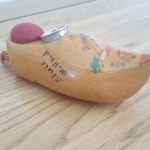 Vintage Clog Pin Cushion & Thimble, Dutch Sewing set, Darning, Wooden Clog, Souvenir sewing set, Holland