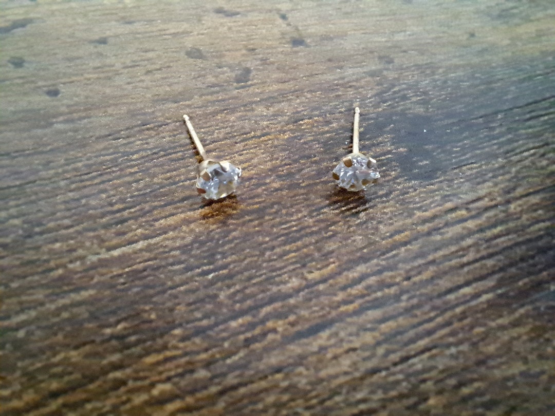Boucles D'oreilles Clous Dorés Avec Pierre Ronde Transparente — Occasion, Sans Marque