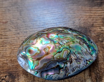 Cabochon vintage en nacre d'ormeau : pierre précieuse naturelle irisée (6 cm)