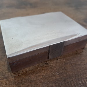 Una scatola di sigarette continentale montata in argento con base in legno, scatola di sigarette da tavolo, scatola di qualità