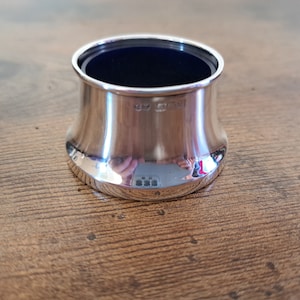 Op de afbeelding: Een zilveren zoutvaatje met een afgeronde basis en een gladde, gepolijste afwerking. Het vaatje heeft een keurmerk op de bodem met de tekst "925 England".