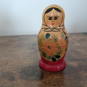 Vintage Russian Traditional Hand Painted Nesting Dolls, 4 piece, Matryoshka Doll, Babushka, Wooden nesting dolls