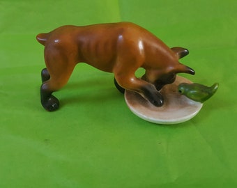 Figurka zabytkowego psa boksera ceramicznego z ptakiem