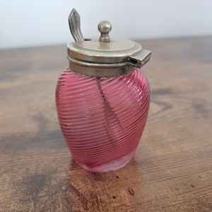 Tarro antiguo de mostaza de vidrio con forma de arándano y cuchara: Decoración de mesa