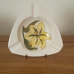 Moorcroft triangulär askfat, Bermuda Lily