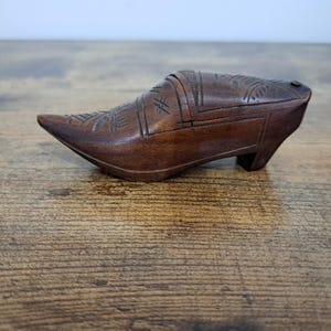 Antieke gesneden houten snuifdoos voor klompen - Nederlands tafeldecor