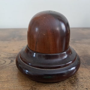 Antikes Tintenfass in Holzständer, Messing und Glas-Tintenfass & Samtfutter, Schreiben, Schreibtischdekor, Vintage-Tintenfass