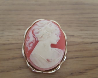 Vintage Carved Shell Cameo Brooch
