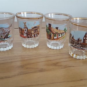 Zestaw 4 kieliszków do wódki, Zestaw kieliszków vintage, szklanki retro, zestaw z połowy wieku, Budynki, Zabytki
