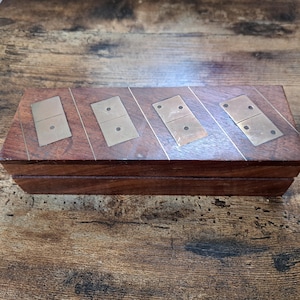 Vintage dominostenen van hout en messing, in doos, dominoset