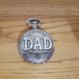 Kunstvolle &#39;DAD&#39; Taschenuhr: Unisex Fashion (zur Reparatur)