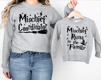 La travesura corre en la familia Sudaderas, sudadera con temática de travesuras a juego para niños y adultos, sudadera con temática de mago, sudadera navideña.