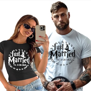 Może przedstawiać: Para w dopasowanych czarnych i jasnoniebieskich koszulkach z grafiką czarodziejskiego kapelusza i tekstem "Just Married est. 9/20/2025 We are up to no good".