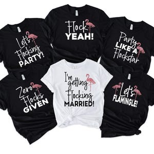 Puede incluir: Seis camisetas negras y blancas con gráficos de flamencos rosas y texto. Las camisetas presentan las frases "Let's Flocking Party!", "Zero Flocks Given", "Flock Yeah!", "Party Like a Flockstar", "I'm Getting Flocking Married!" y "Let's Flamingle!"