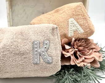 Terry make-up tas, beste vriend cadeau, bruidsmeisje voorstel cadeau, gepersonaliseerde cosmetische tas, Varsity Letters, Crystal Patches, Pearls Patches