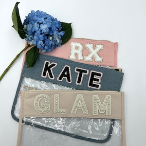 Cadeau Saint-Valentin, pochette transparente en jean avec patchs, écusson universitaire, cadeau personnalisé, cadeau de proposition, sac transparent avec patchs