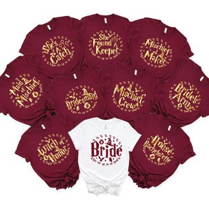 Può includere: Set di dieci magliette color borgogna con lettere dorate. Le magliette presentano diverse frasi relative a un party di matrimonio, tra cui "Maid of Mischief", "She's a Catch", "She Found a Keeper", "Mischief Maker", "Bride's Army", "Witch of Honor", "Mischief Crew", "House Bachelorette" e "Bride".