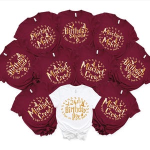Peut inclure: Plusieurs t-shirts bordeaux et blancs avec des inscriptions dorées. Les t-shirts bordeaux affichent des phrases comme "Mischief Maker", "Birthday Squad" et "Mischief Crew". Le t-shirt blanc indique "24th Birthday Boy".