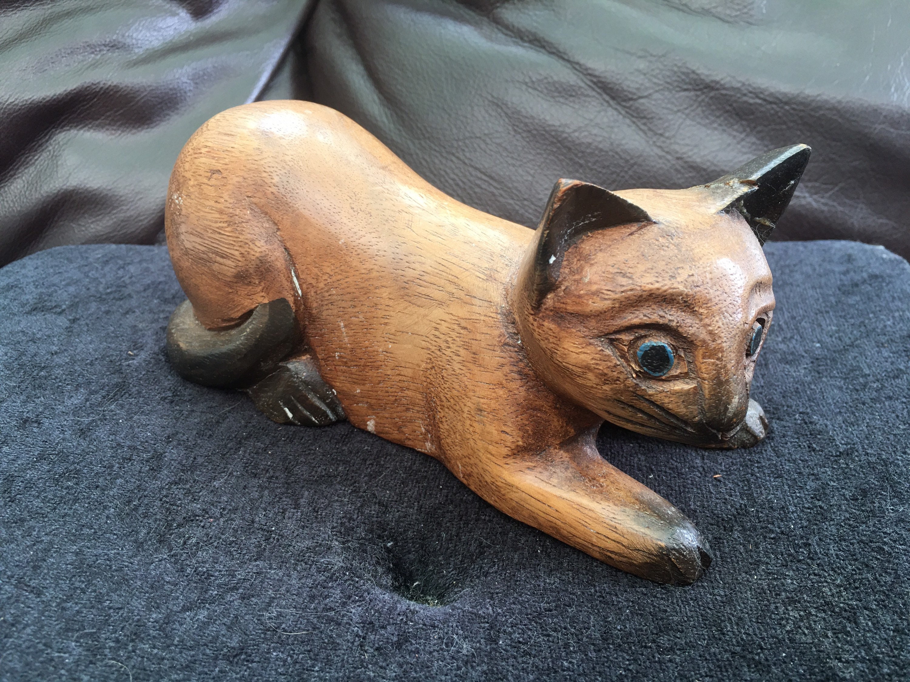 木彫りのネコ 置物 在銘 オブジェ / Wooden carved cat 10722800571-1-a.jpg