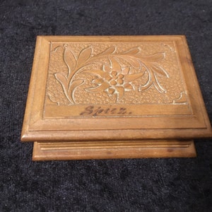 Début du forêt noire Antique boîte de bijoux en bois sculpté à la main / timbre boîte