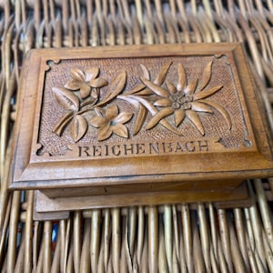 Petite boîte à bijoux vintage en bois sculpté à la main de la Forêt-Noire avec une fleur d&#39;edelweiss sculptée à Gand avec la ville de Reichenbach