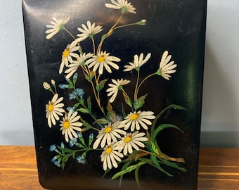 Antique Victorian late 19th century decorated Papier-mâché Jewelery decorated with hand painted Daisy and Forget Me Nots