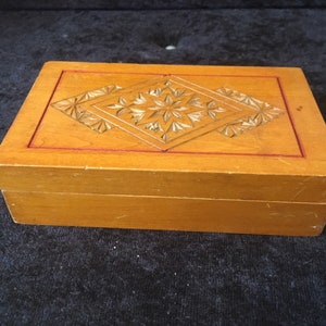 Vintage intagliato in legno Trinket, contenitore di monili, contenitore di sigaretta