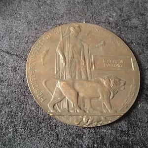 Antique Original WW1 1915-1918 Bronze Death Medal Plaque Private Matthew Burrows with original protection Envelope