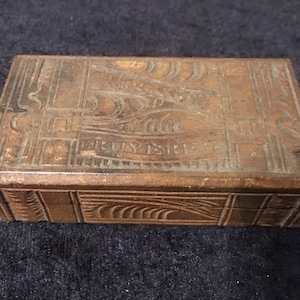 Début du forêt noire Antique boîte de bijoux en bois sculpté à la main / timbre boîte