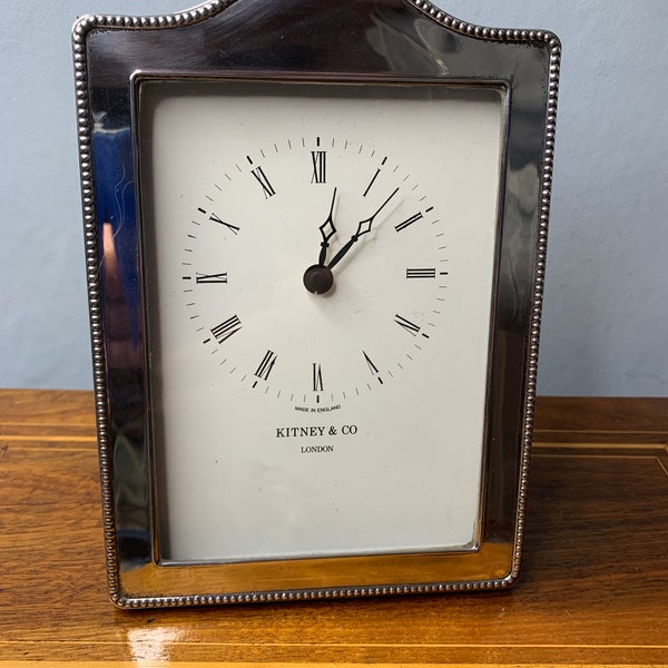 Grande Horloge de Chevet / Cadre à Quartz vintage en argent sterling par Kitney and Co London 1998