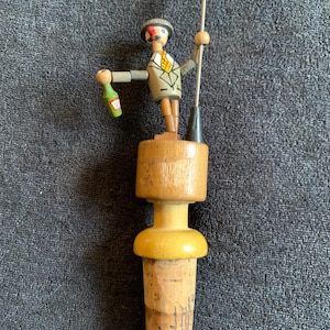 Bouchon de bouteille articulé Forêt-Noire vintage homme ivre sur lampadaire