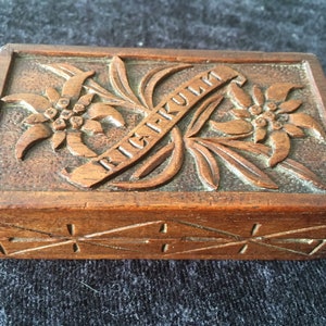 Début du forêt noire Antique boîte de bijoux en bois sculpté à la main / timbre boîte