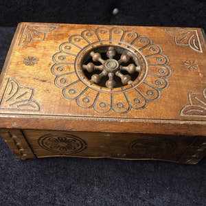 Vintage Black Forest trinket in legno intagliato a mano, Scatola per gioielli, Scatola per sigarette