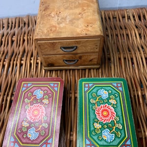 Houten vintage speelkaartenkist met twee gebruikte decks speelkaarten