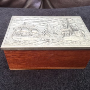 Scatola di sigarette in legno vintage con nave metallica stampata con decorazione galeoni