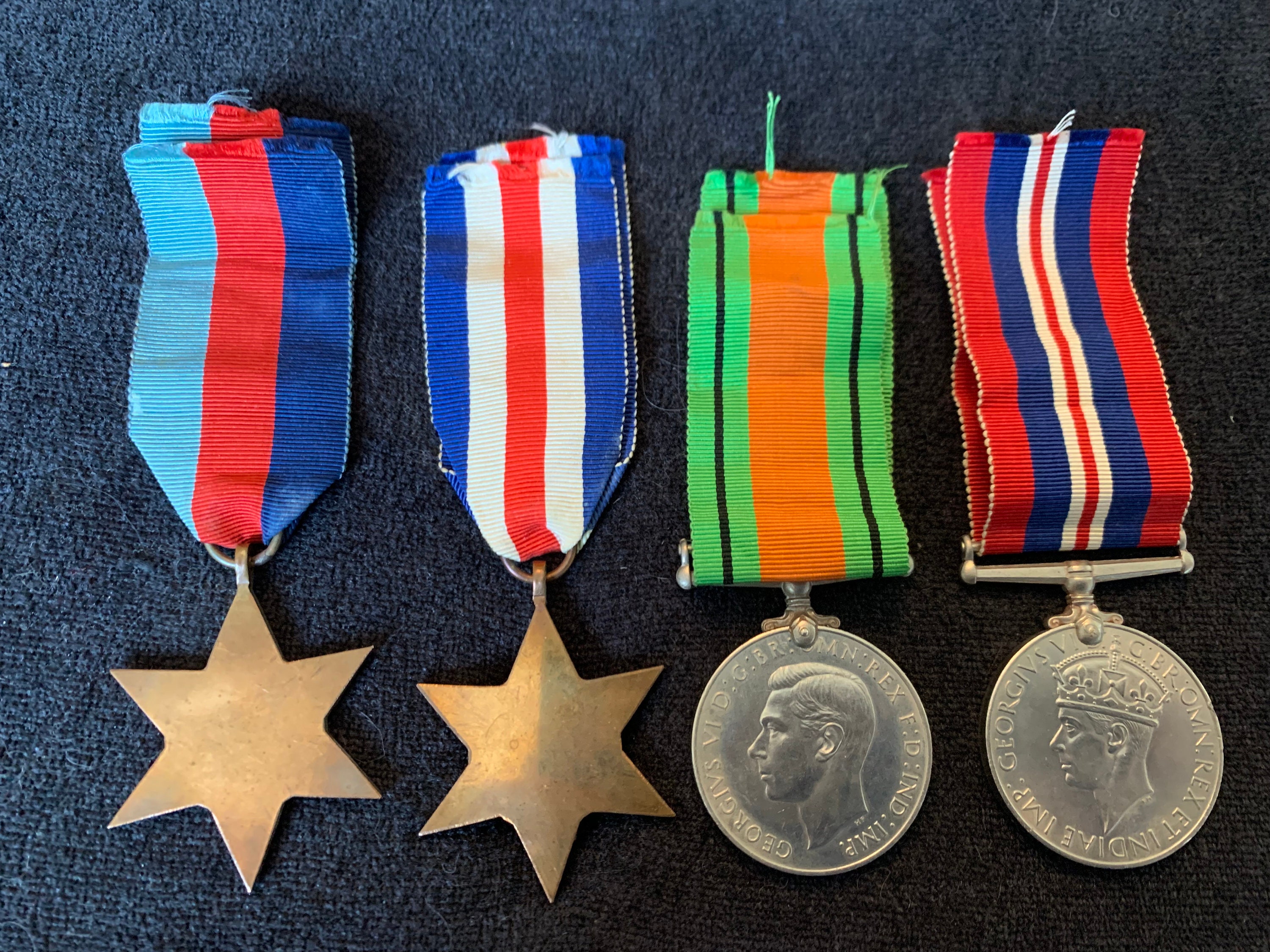 Cuatro auténticas medallas militares vintage de EE. UU. y dos parches  artículos geniales -  España