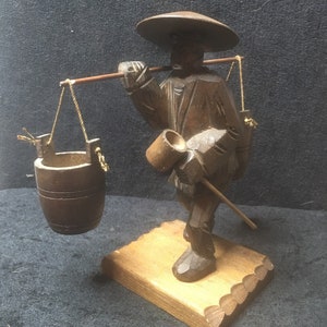 Vintage Japans handgesneden massief houten figuur van een man die wateremmers met schep draagt
