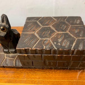 Portagioie/portasigarette con figura di cane Scottie intagliato a mano della Foresta Nera vintage