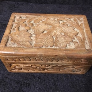 Vintage Ciondolo in legno intagliato in stile Foresta Nera, Scatola per gioielli, Scatola per sigarette