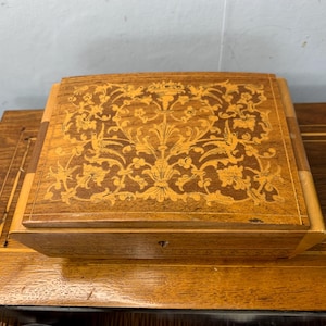 Scatola portagioie/musicale in legno intarsiato Lador vintage con decorazione a forma di uccello e foglie di acanto
