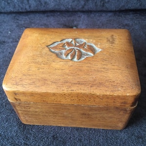 Vintage intagliato a mano in legno trinket, scatola di gioielli, scatola di sigaretta con orchidea come decorazione di fiori